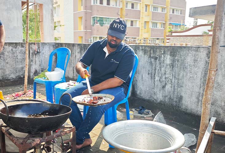 Glint Creatives Christmas GSR initiative serving freshly prepared food to the needy in Mogappair, Chennai